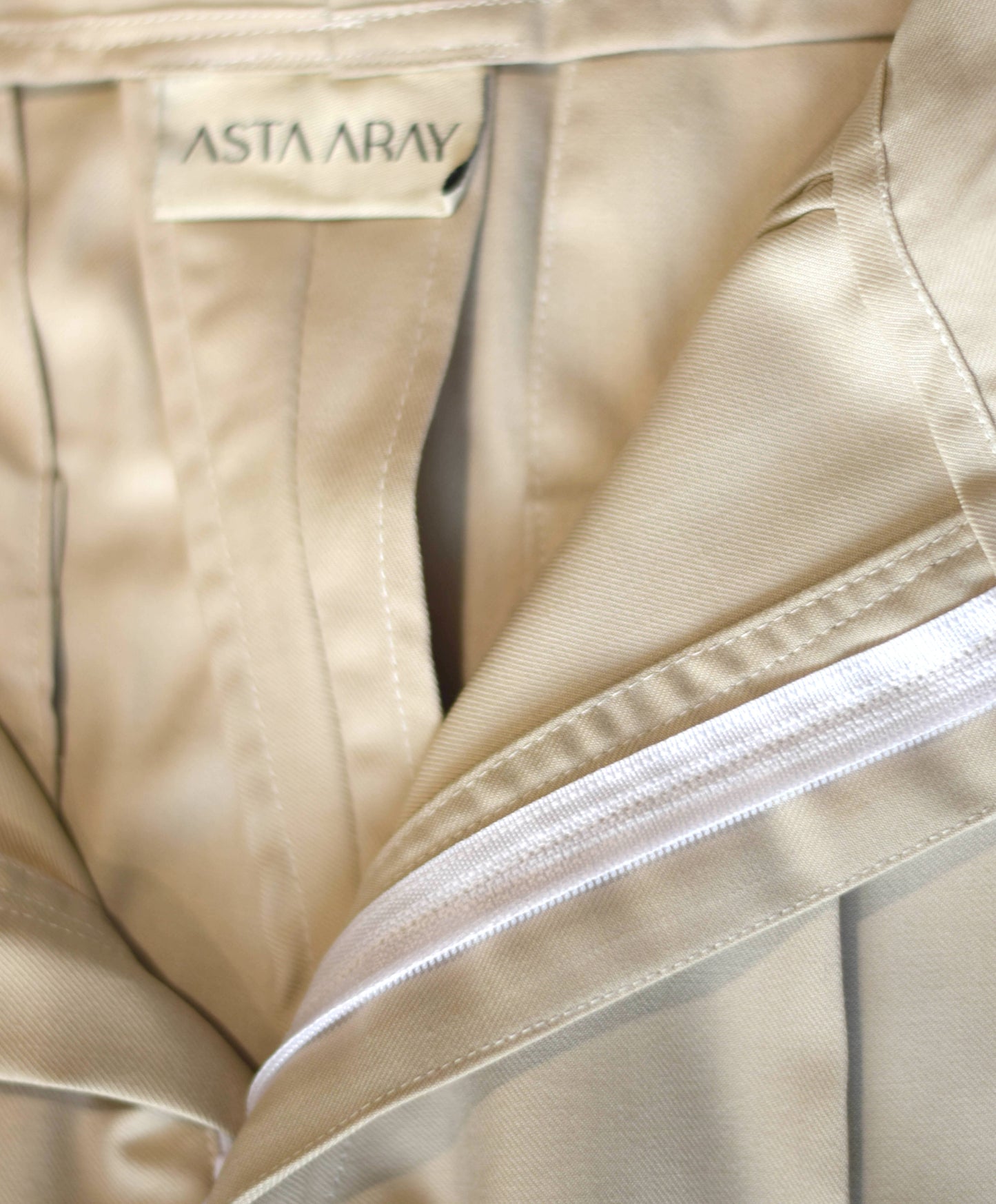 100% Beige Wool. Relaxed Fit Trousers.