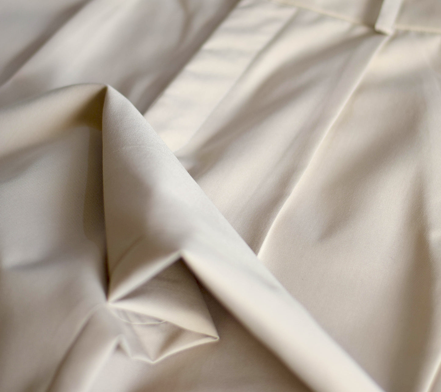 100% Beige Wool. Relaxed Fit Trousers.